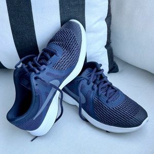 Nike Revolution 4 ~ YOUTH size 5Y (Big Boys)